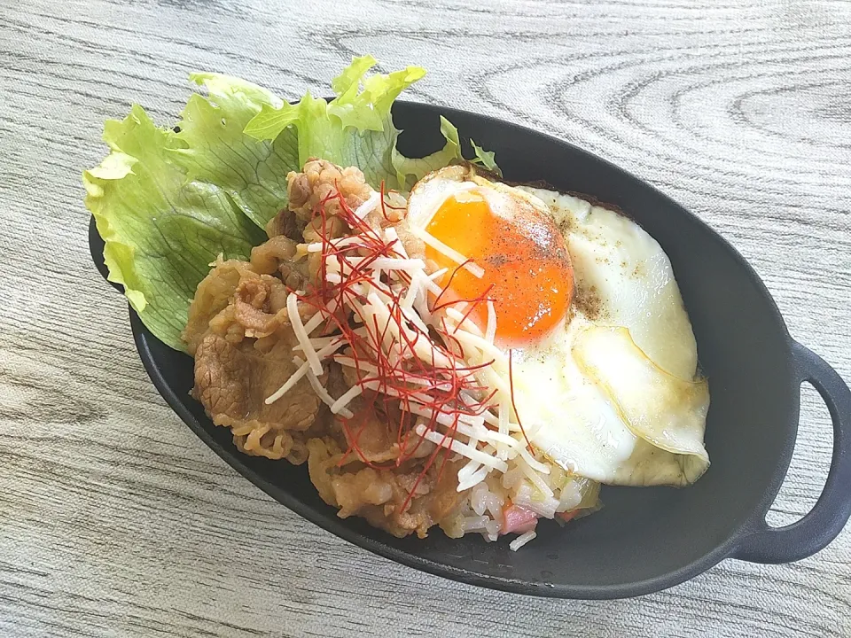 Snapdishの料理写真:チャーハンチーズ牛丼目玉焼きトッピング|puniさん