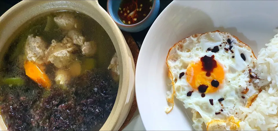 minced chicken with bittergourd 🥕 garlic ginger seaweed soup + fried egg with steamed rice❣️🥰
Simple lunch 😋|🌷lynnlicious🌷さん