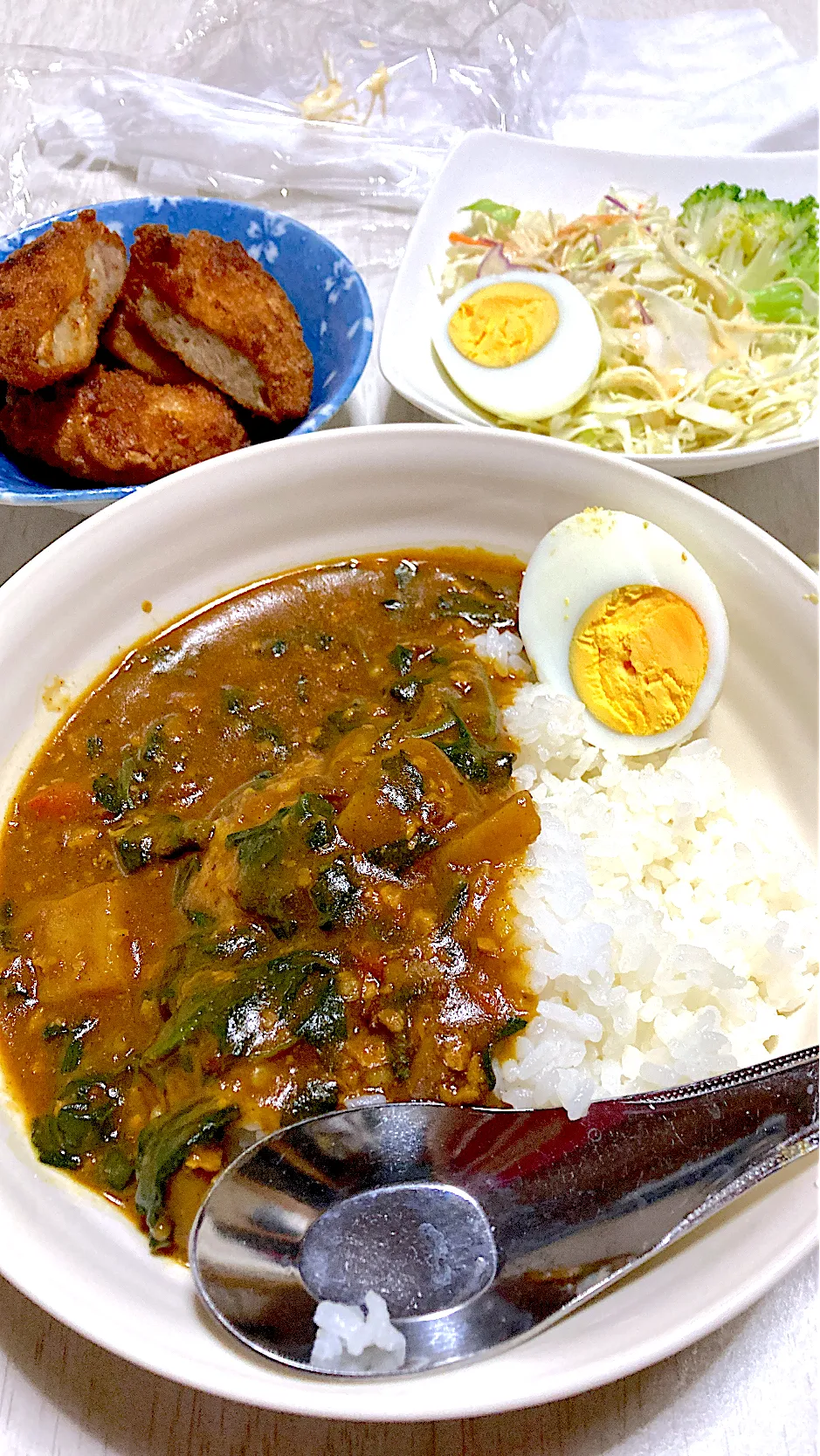 ほうれん草カレー、サラダ、ミニカツ|Ayaさん