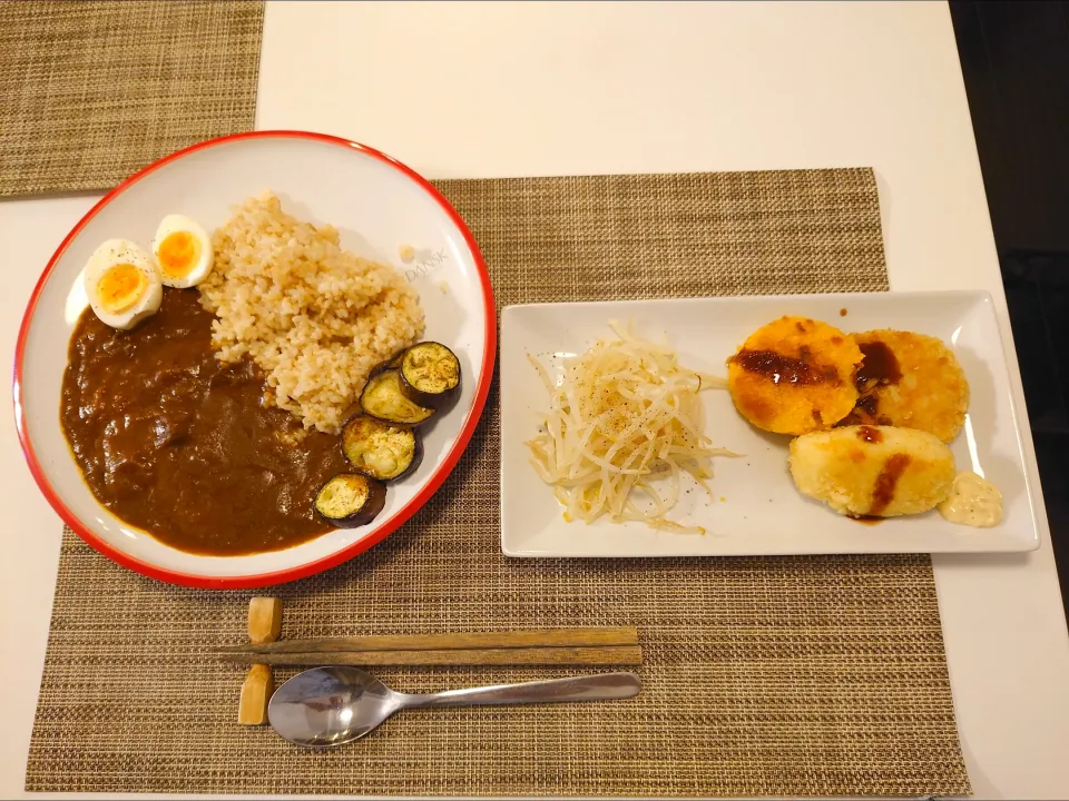 Snapdishの料理写真:今日の夕食　レトルトカレー、コロッケ|pinknari🐰🌈さん