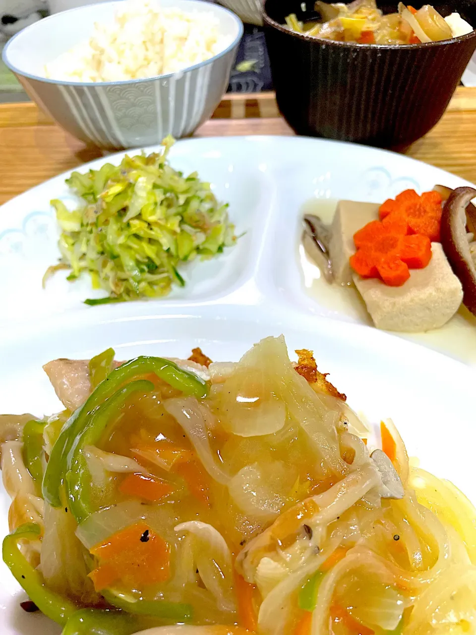 赤魚の野菜餡かけ、高野豆腐の煮物、キャベツときゅうりのじゃこサラダ、豚汁、玄米ご飯|caoさん