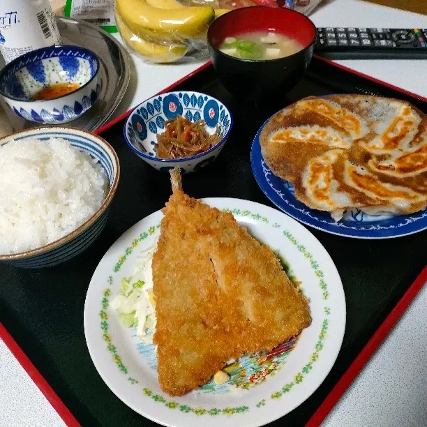 スーパーのアジフライ
大阪王将の冷凍餃子
大盛りご飯
豆腐のみそ汁
きんぴらごぼう|ariyo4200さん