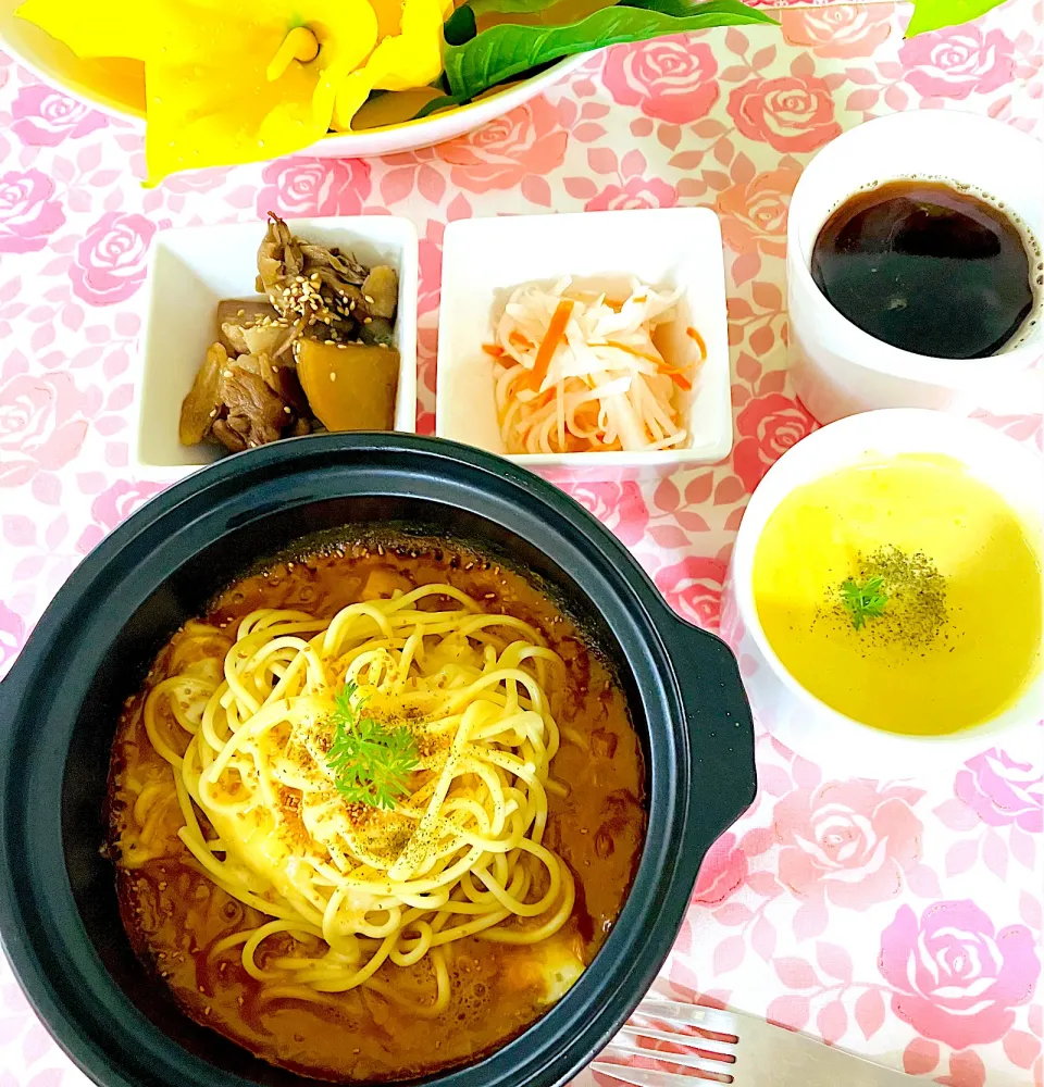 Snapdishの料理写真:土鍋でスパイスカレーパスタ🍝🍛チーズとつぶみそのせて^ ^旨味アップ⤴️|HAMI69さん