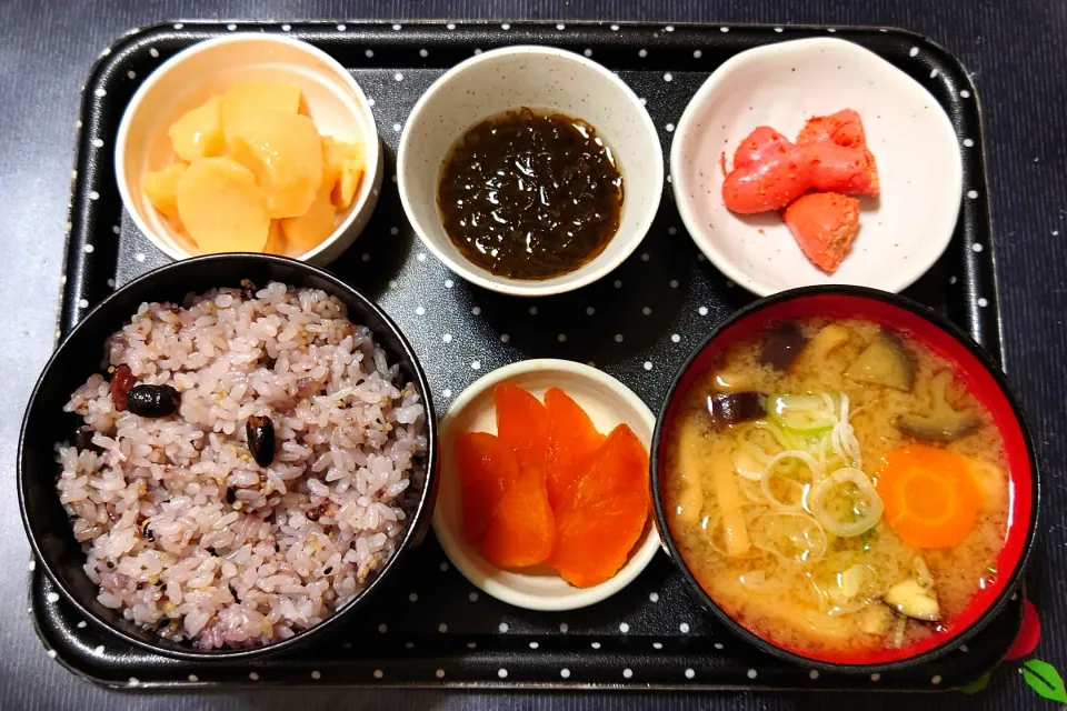 今日の朝ごはん（十六穀ごはんに焼明太、もずく酢、男爵の煮っころがし、なすとにんじんのみそ汁、麦味噌󠄀漬たくあん）|Mars＠釜飯作り研究中さん