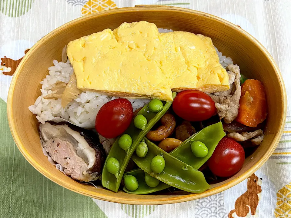 Snapdishの料理写真:玉子焼き、椎茸の肉詰め、鶏肉炒めのたけのこご飯🍱|なお🅿️さん