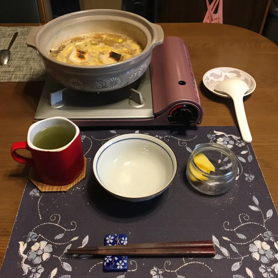 Snapdishの料理写真:雑炊、沢庵、熱い日本茶(昼飯)|enarinさん