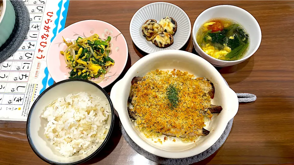 鰯のチーズパン粉焼き　ほうれん草と卵のスープ　椎茸の海苔佃煮チーズ焼き　もやしとニラの卵とじ|おさむん17さん