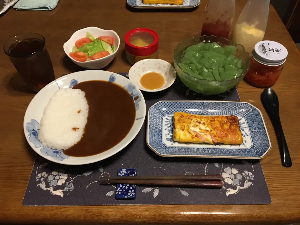 カレーライス、玉子焼き、刺身こんにゃく、トマトとレタスのサラダ、沢庵、六条麦茶(夕飯)|enarinさん