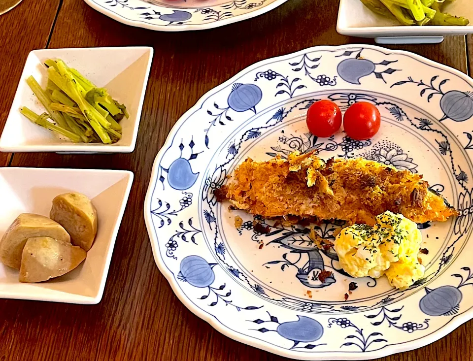 晩ごはん♯鮭の香草パン粉焼き♯タルタルソース♯里芋煮|小松菜さん