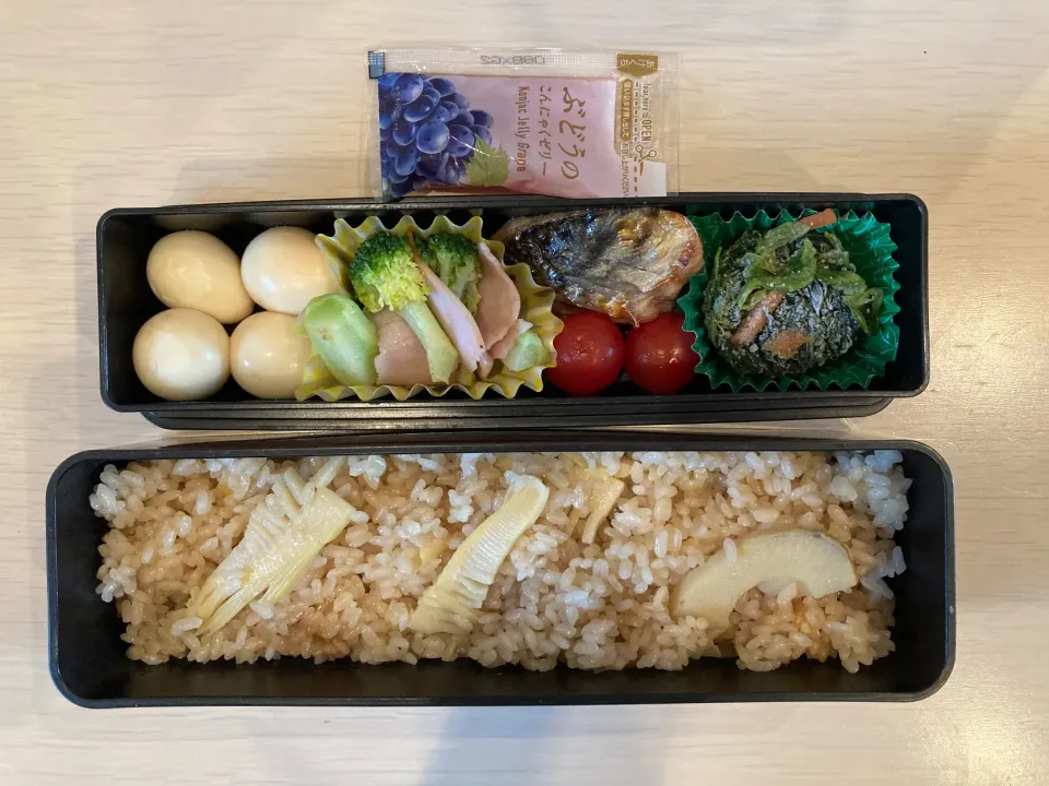 たけのこごはん🍚うずらの煮卵🥚ブロッコリーとハムのサラダ🥗ミニトマト🍅さばの塩焼き🐟ほうれん草のおひたし🥬ゼリー🍧|anaさん