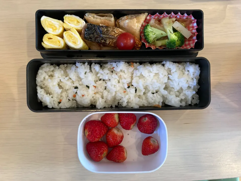 まぜこみわかめ鮭ごはん🍚卵焼き🥚さばの塩焼き🐟春巻き🍜ミニトマト🍅ブロッコリーおかか和え🥦いちご🍓|anaさん