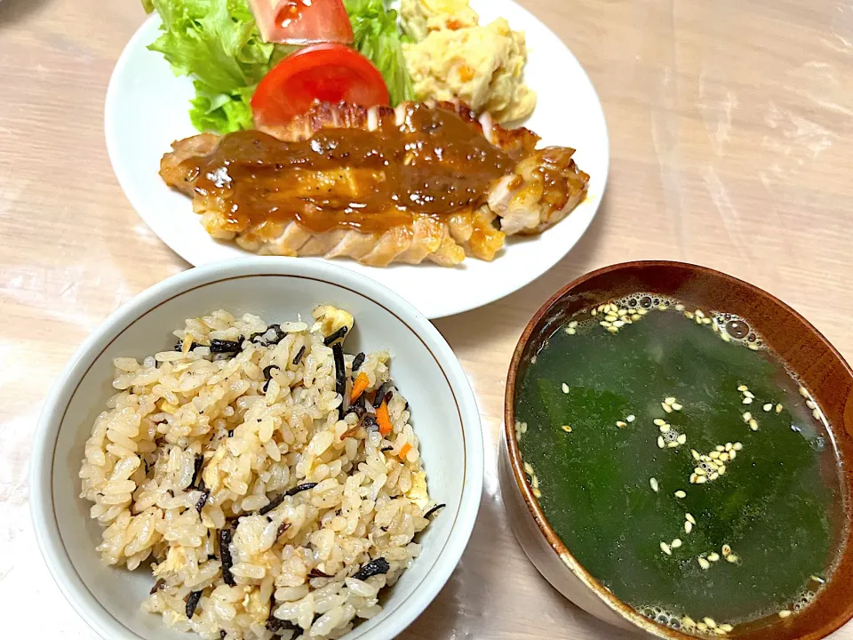 Snapdishの料理写真:ひじき、蓮根、ツナの炊き込みご飯、豚ロースの酒粕味噌焼き、ワカメスープ|もーやんさん