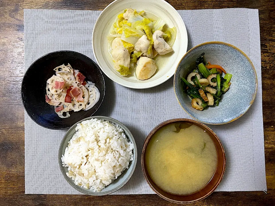 胸肉ととろとろ白菜の中華煮　レンコンとベーコンのコンソメ炒め　小松菜と人参、ちくわの甘辛煮　麦ご飯　味噌汁|♡misaki♡さん