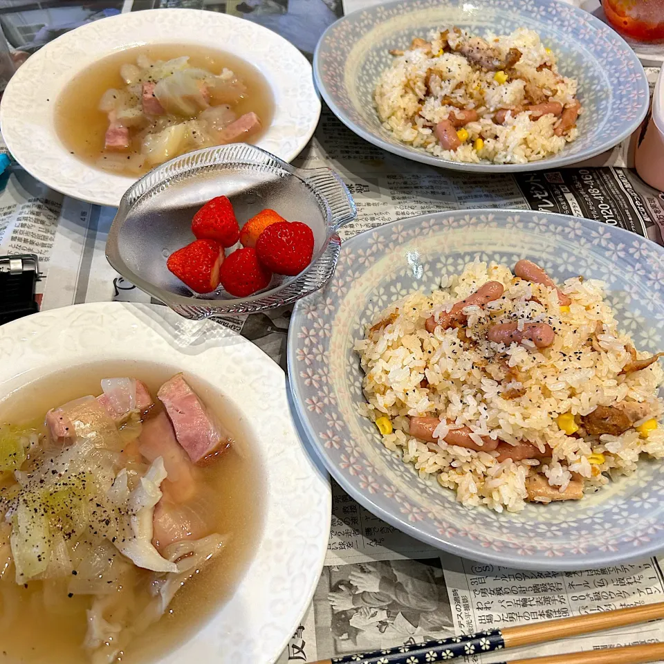 チキチキボーンご飯ポークビッツ入、新玉スープ😋|すかラインさん