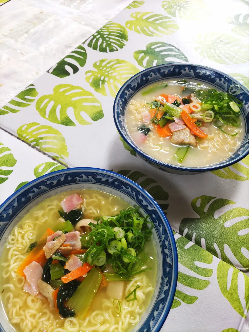 塩と豚骨２種類の野菜ラーメンです🍀
インスタントです😂|rikako♪。.:＊さん