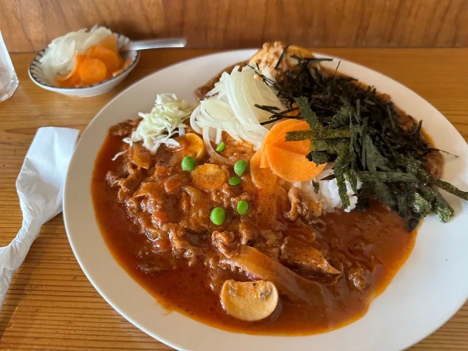 ハヤシ辛口と極辛キーマクラシックのりだくあいがけ🍛味玉トッピング🥚ピクルスマシマシ🥒|buhizouさん