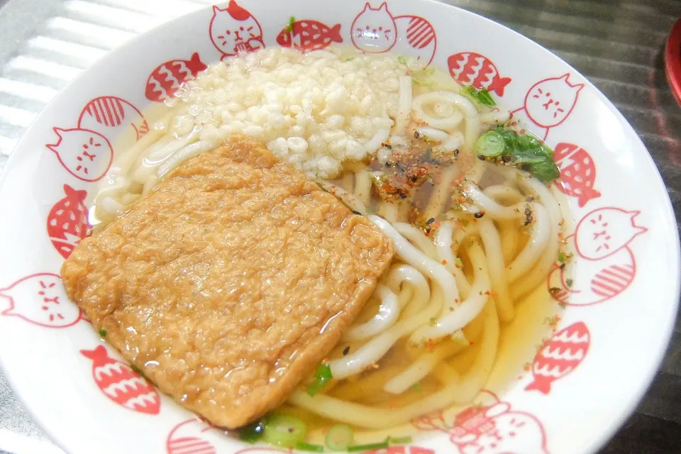 お昼はきつねうどん☺️🎉
天かすも乗せたよ♪|深夜特急fさん