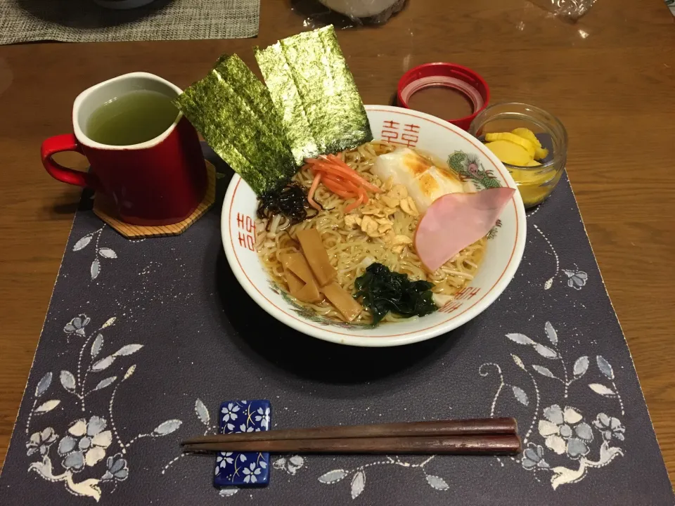 特製ラーメン、沢庵、熱い日本茶(昼飯)|enarinさん