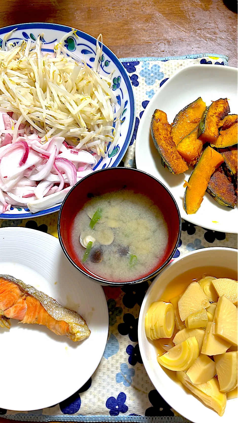 Snapdishの料理写真:筍の煮物　塩鮭　南瓜焼き　玉ねぎともやしの甘酢　シジミの味噌汁|4jinoanataさん