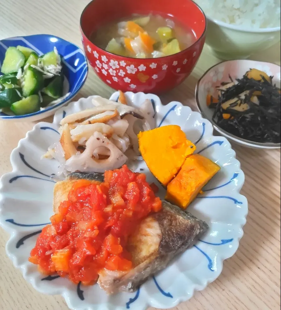 ぶりの野菜ソース
きゅうりとしらすの酢の物
ひじきの煮物|ちゃいさん