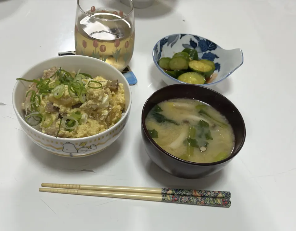 晩御飯☆親子丼（玉葱・鶏もも・エリンギ）☆胡瓜のキムチ和え☆みそ汁（白菜・しめじ・小松菜）|Saharaさん