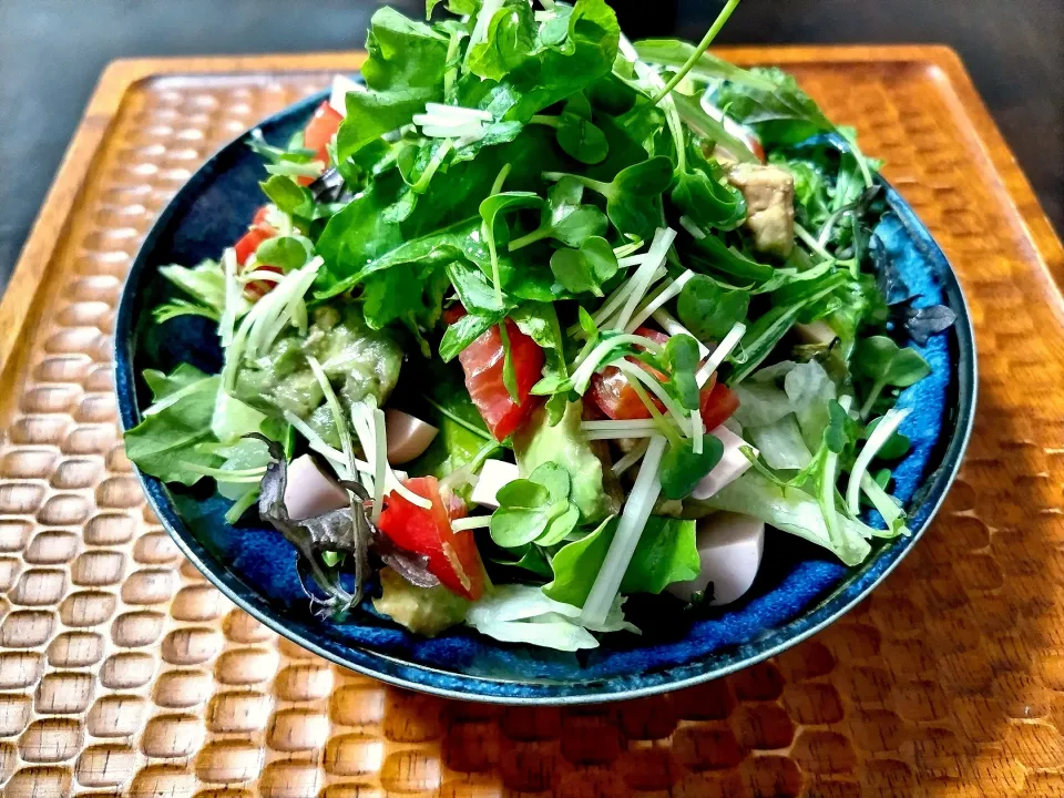 サラダクラブより
トマト、アボガド、豆腐のリーフサラダ！
栄養たつぷり！かさ増しサラダ！|vege食堂さん