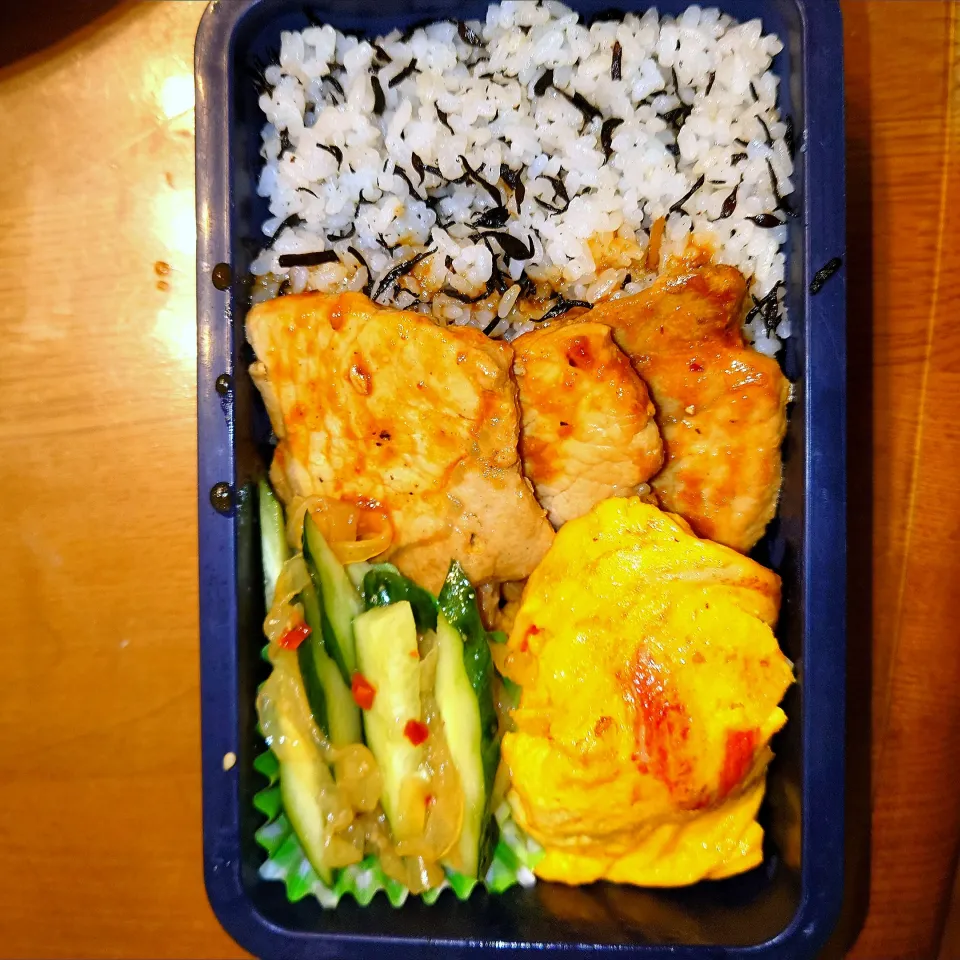 Snapdishの料理写真:豚テキ、ひじき生姜ご飯、カニカマ卵焼、中華クラゲきゅうり弁当|まりっぺ2024さん