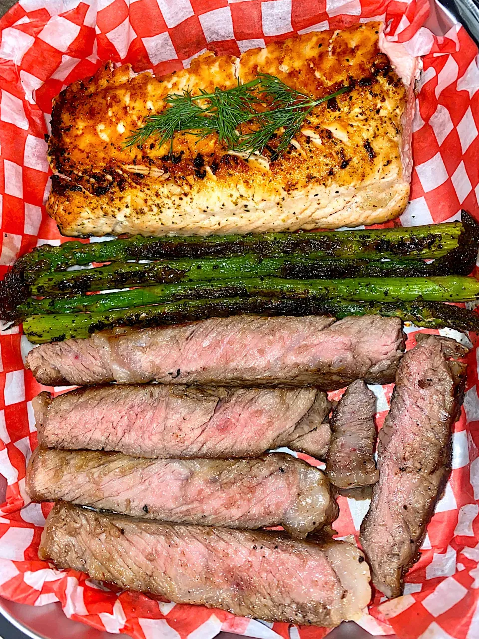 BentoFox's dish Seasoned salmon & asparagus fried in garlic butter, with a side of grilled steak 😋|BentoFoxさん