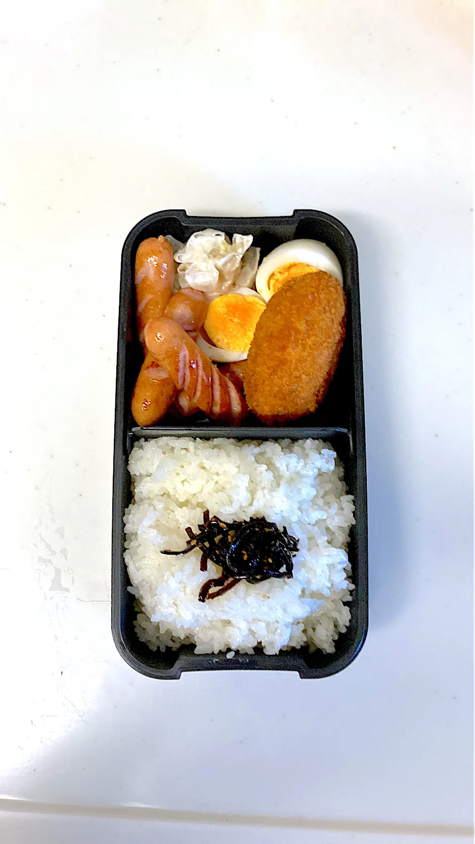 Snapdishの料理写真:高2になった次男くんへ　コロッケとソーセージ弁当|晴れ時々弁当さん