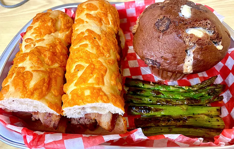 BentoFox's dish Two steak & bacon sandwiches on cheesey bread, asparagus fried in garlic butter and I baked a triple chocolate muffin for dessert ☺️|BentoFoxさん