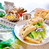 Snapdishの料理写真:リーフミックスのホエーフォカッチャサンド
『サラダクラブ ✿ リーフミックス』使用