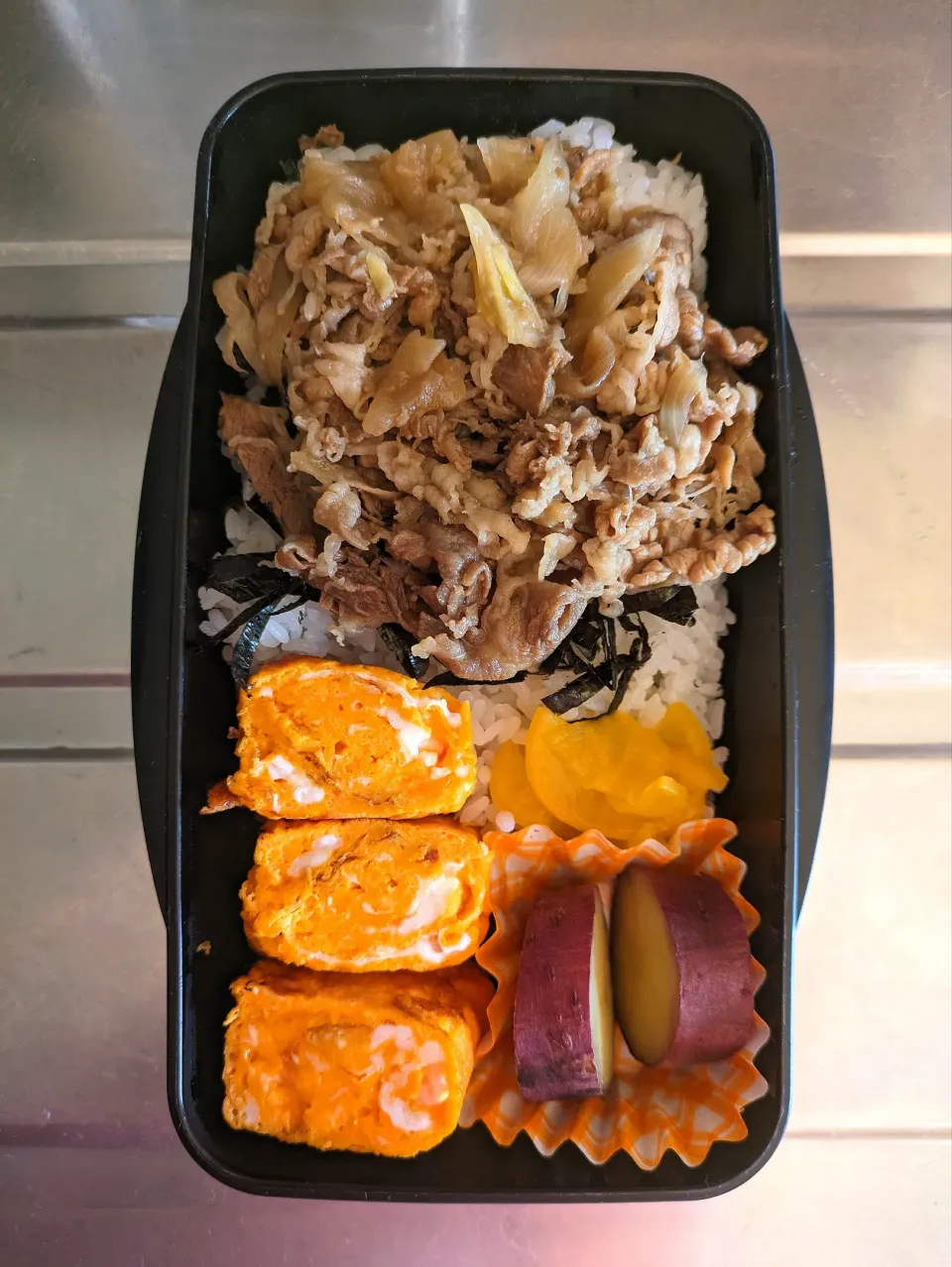 旦那弁当　2024/4/19

牛丼
玉子焼き
さつまいもの甘煮|ユキヨメ♪さん