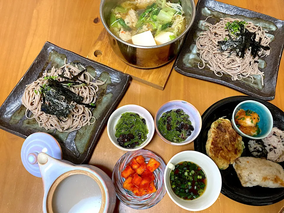 チョコちゃんがくれた鷄つみれde粒みそ入りお鍋🍲♡久しぶりに十割ざる蕎麦♡蕎麦湯♡黒豆納豆メカブ♡カクテキキムチ♡残り物のお好み焼きとおにぎり|さくたえさん