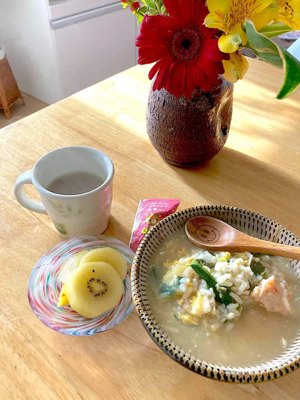 昨晩の粒みそ入りつみれ鍋にニラと豆苗たくさん入れた雑炊🥣＆蕎麦湯残り＆ゴールデンキウイ＆乳酸菌蒟蒻ゼリー|さくたえさん