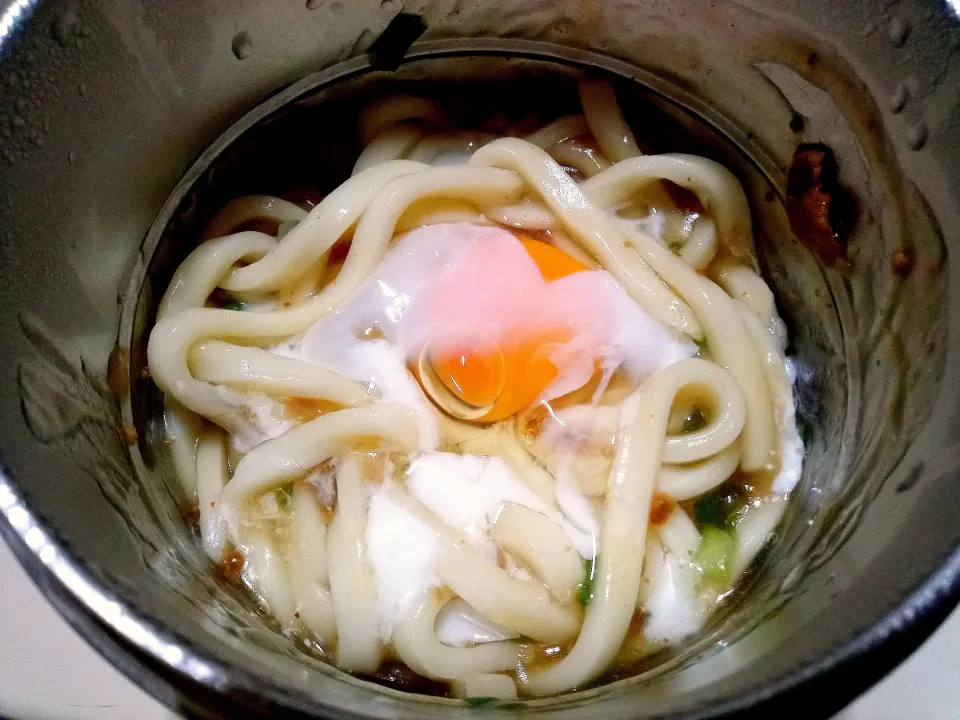 生タマゴを乗せた温かい牛だし肉ぶっかけうどん|darkbaronさん