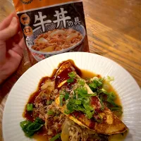 Snapdishの料理写真:吉野家「冷凍牛丼の具」で九条ネギたっぷりネギ焼き|まーさん