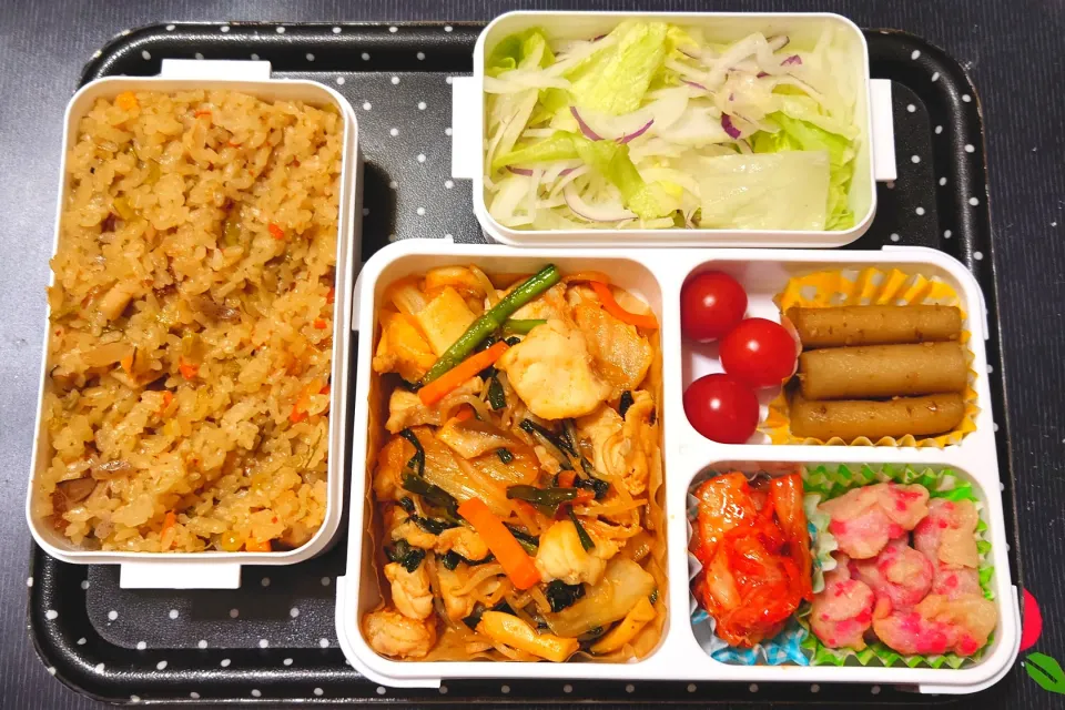 Snapdishの料理写真:今日の手作り弁当は、炊き込みご飯の河豚キムチ炒め弁当。

献立は、
・炊き込みご飯
・河豚キムチ炒め（トラフグ）
・生姜天
・白菜キムチ
・たたきごぼう
・ミニトマト
・玉ねぎサラダ|Mars＠釜飯作り研究中さん