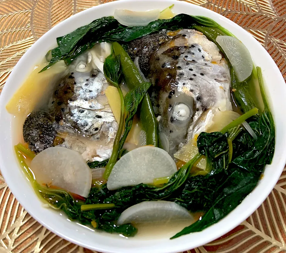 Salmon head soup cook in tamarind with sweet potato leaves|Ahnneさん