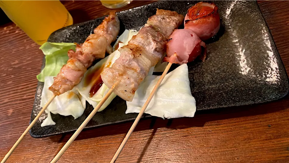 焼き鳥 鶏もも肉 豚バラ 🍅巻き|🐈⸒⸒⸒⸒つるのダンス🐈🐾さん