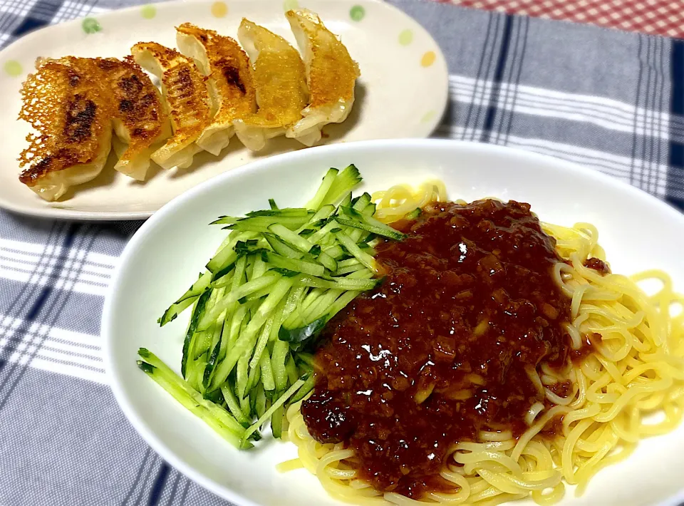 Snapdishの料理写真:炸醤麺・餃子|eiyadeさん