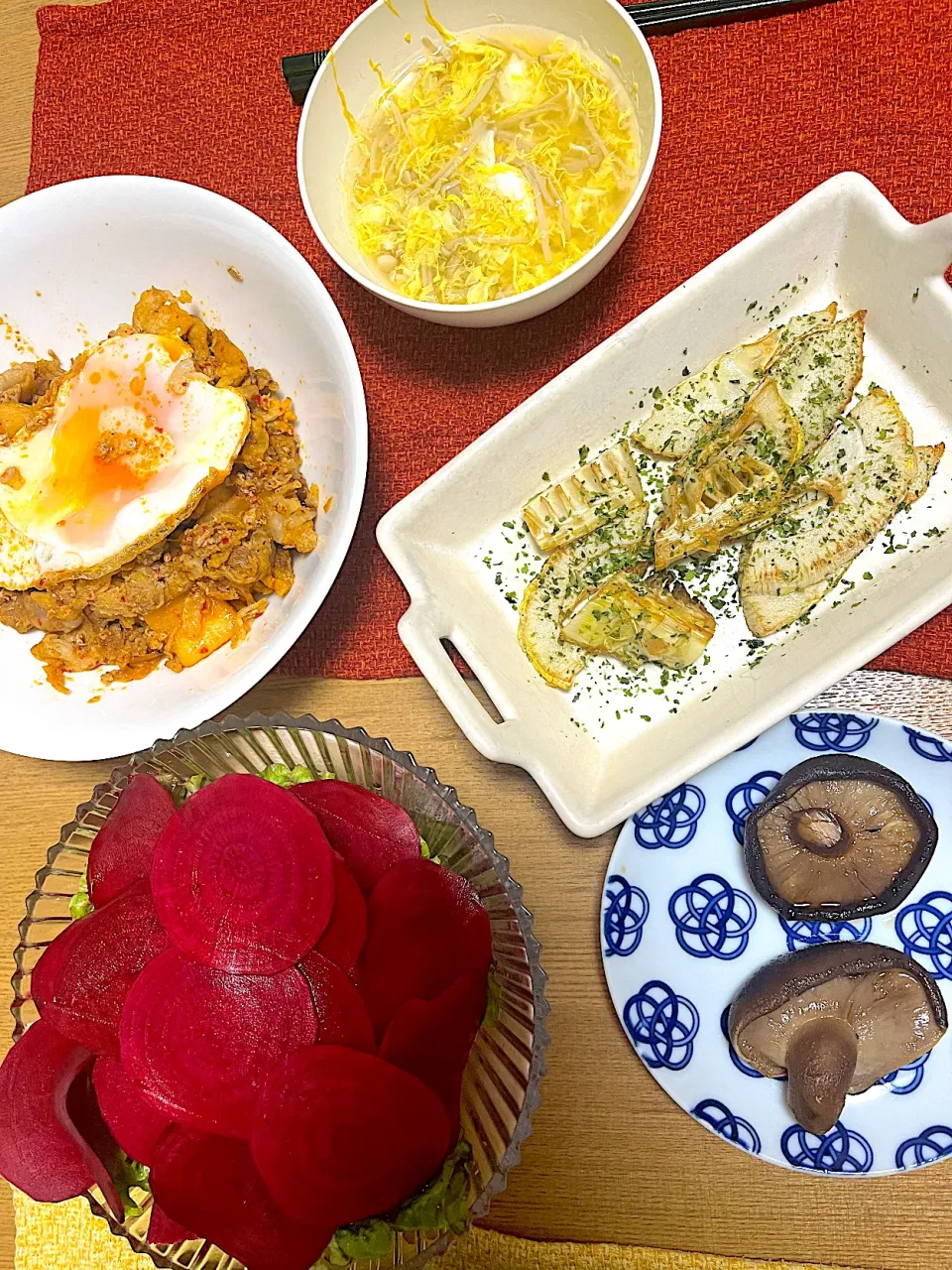 Snapdishの料理写真:たけのこの海苔しお揚げ、豚キムチ🐖、原木椎茸の含め煮🍄、かき玉汁🥚、自家栽培ビーツの梅酢漬け|1614さん