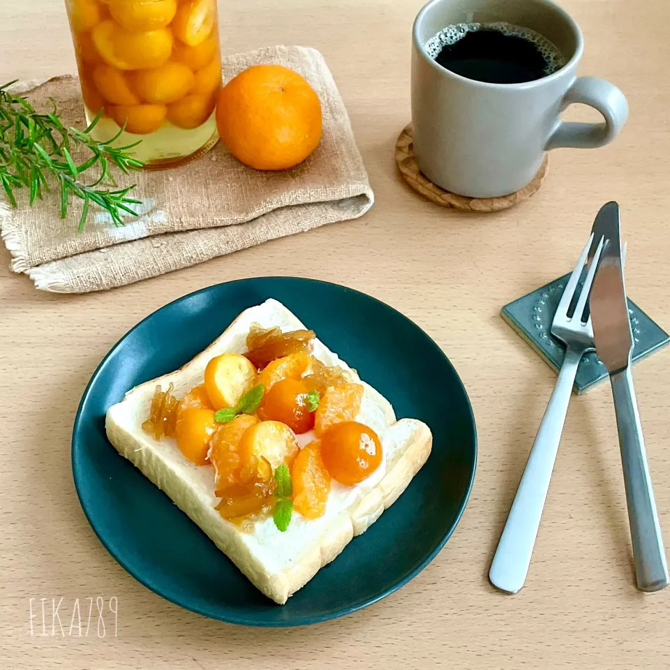 Snapdishの料理写真:fumfumさんの料理 地元のフルーツ🍊のっけトースト🎶|FIKA789さん