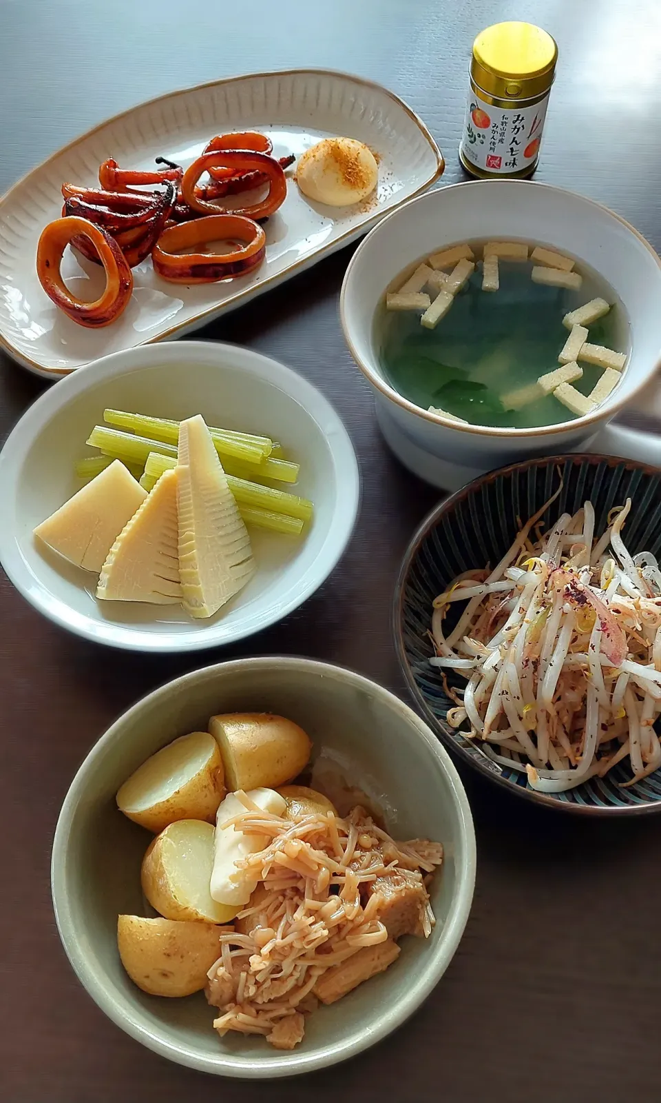 烏賊のにんにく醤油焼き
たけのことフキの煮物
もやしと茗荷のサラダ
じゃがバタなめ茸
お味噌汁|きつねさん