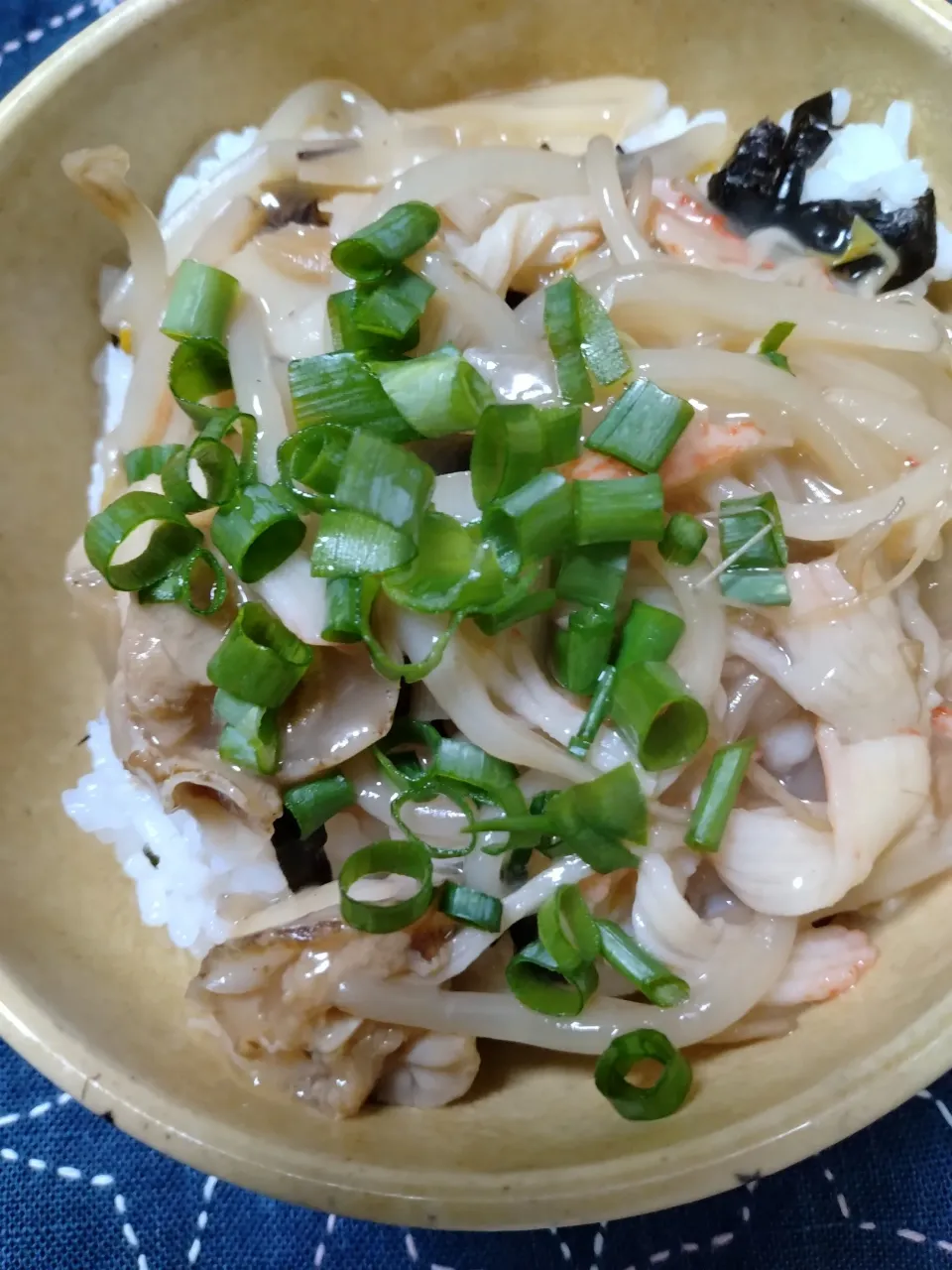 かんたんごはん
ホタテのあんかけ丼|よっちびやばんぶーさん