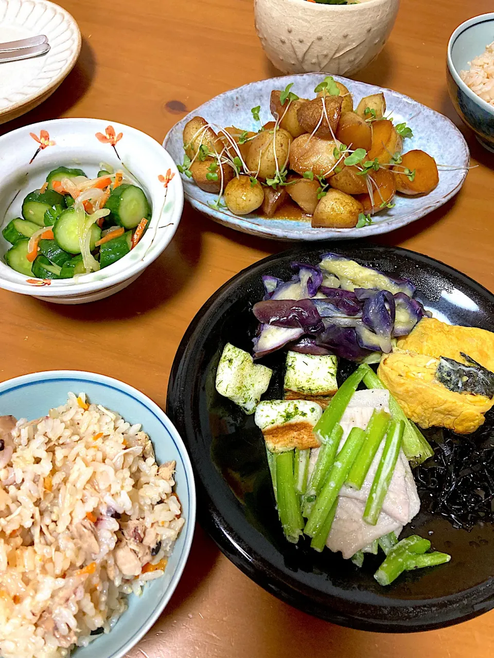 Snapdishの料理写真:新じゃがの旨煮♡かしわご飯♡胡瓜のマリネ♡海苔入り卵焼き♡焼き茄子♡豚ロースとアスパラの塩糀パウダー焼き♡ハンペンの磯部バタ〜焼き♡しそこんぶ|さくたえさん