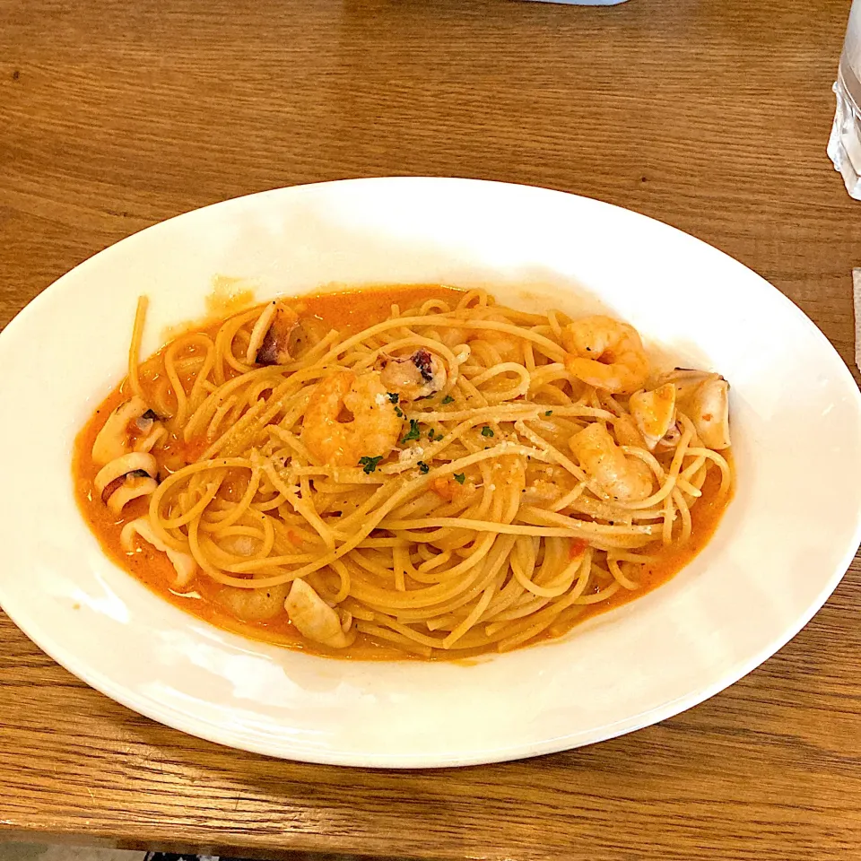 イカと海老のクリームトマトソースパスタ|みんみんさん