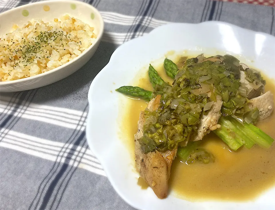 鶏むね肉の蕗のとうソース　　　　　　　　　　　　🧄ガーリックライス|eiyadeさん