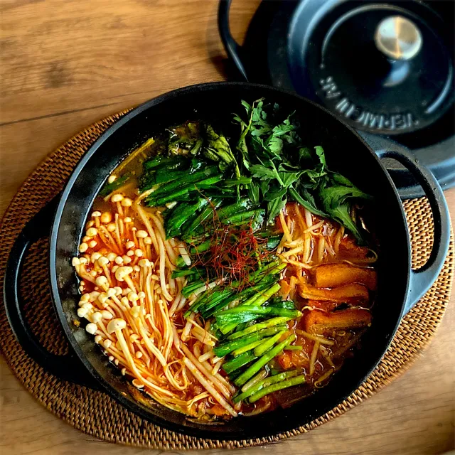 Snapdishの料理・レシピ写真:ツナと春菊のキムチチゲ｜冬支度はじめます♡ぽかぽか鍋であったまろう♪