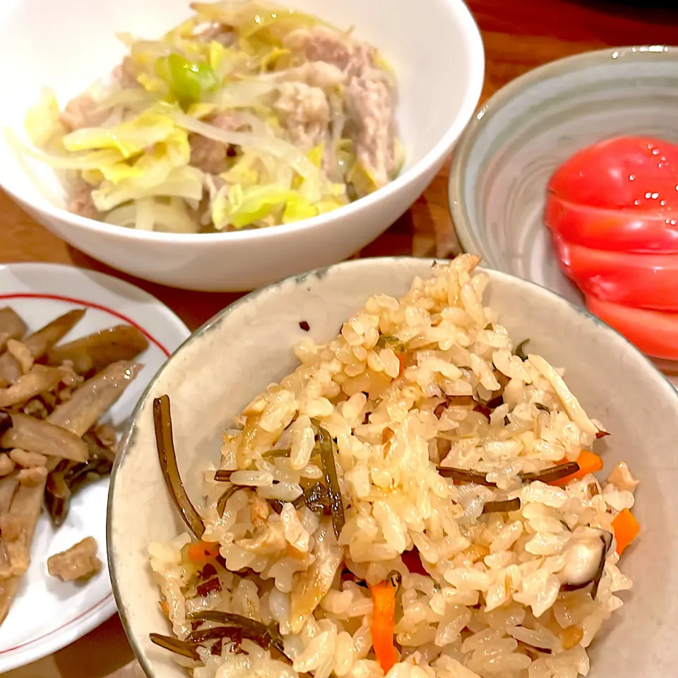 Snapdishの料理写真:炊き込みご飯　蒸し豚野菜　ごぼう炒め　ハチミツトマト|とゆあさん