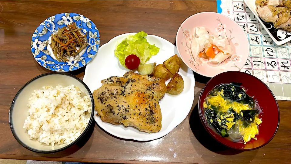 じゃがいもとチキンのハーブ焼き　卵とわかめの春雨スープ　カブと人参のなます　きんぴらごぼう|おさむん17さん